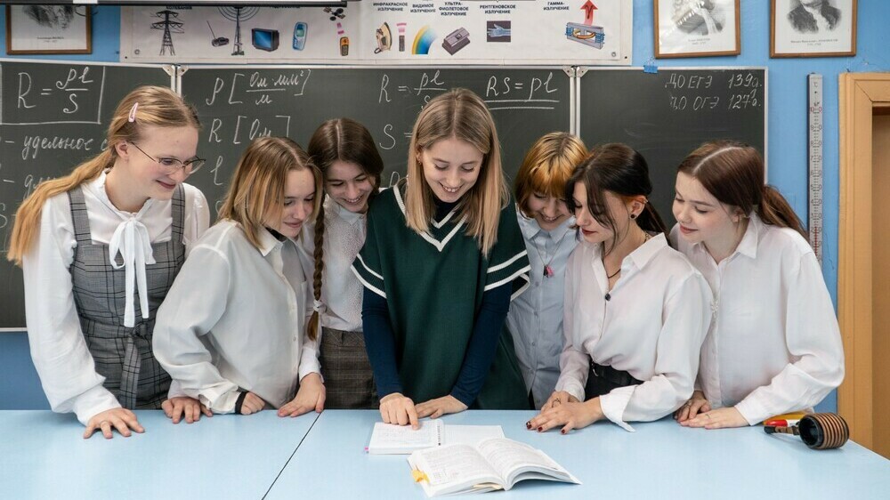 Президент России увеличил количество премий лучшим учителям России за достижения в педагогической деятельности