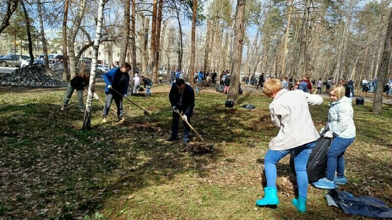 Традиционный субботник провели сотрудники Министерства образования и науки Челябинской области