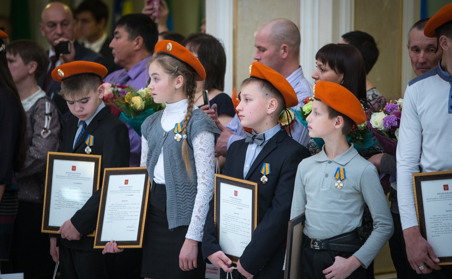 Юных героев из Челябинской области наградили медалями за спасение людей