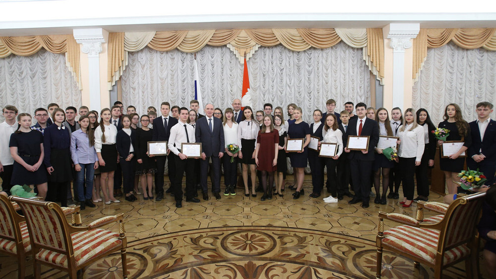 Борис Дубровский вручил 50 школьникам стипендии за победу на предметных олимпиадах