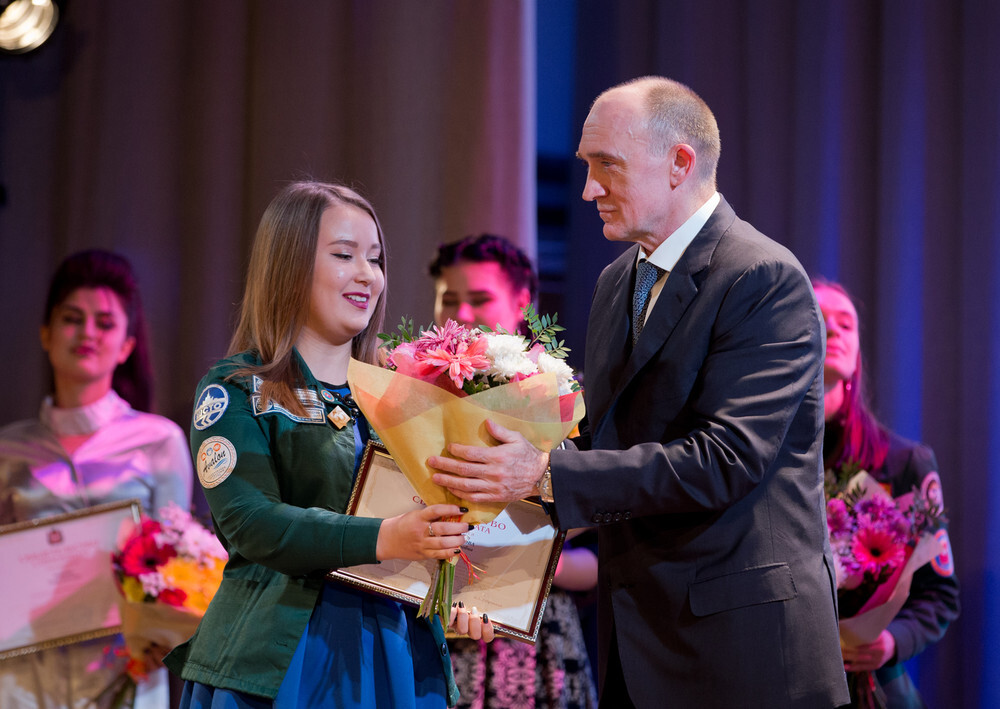 Борис Дубровский наградил талантливую молодежь Южного Урала