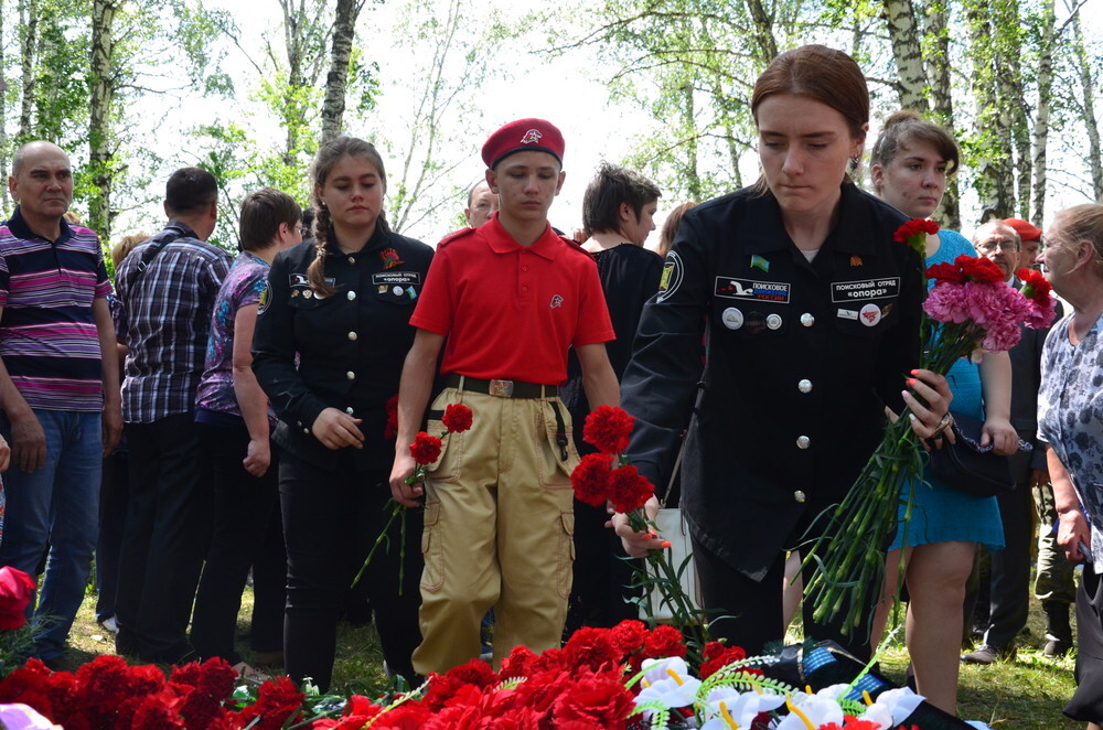 Поисковики Челябинской области с воинскими почестями захоронили останки бойца Красной Армии 