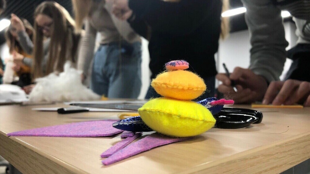 Школьники изготовили развивающие игрушки для слабовидящих малышей