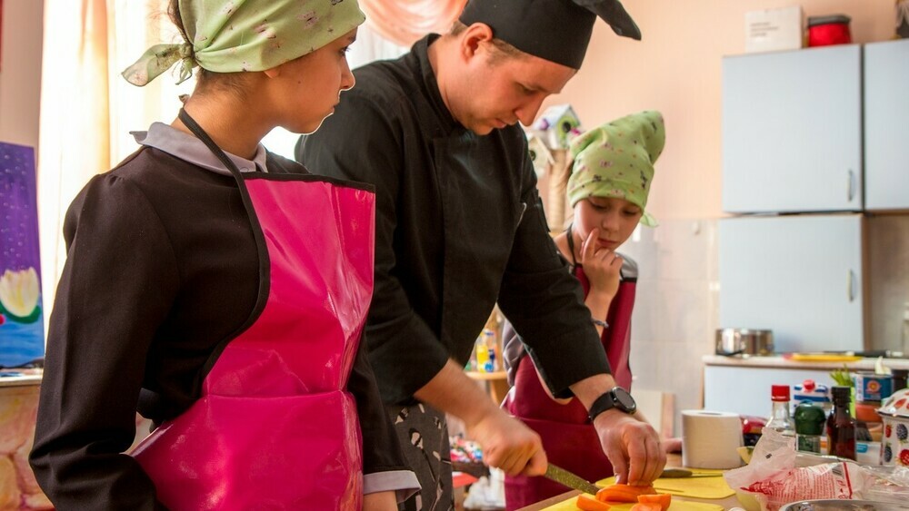Волонтеры из Челябинска научили готовить малышей из детского дома 