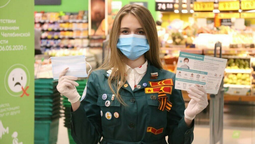 Молодежь Южного Урала раздает медицинские маски в городах области