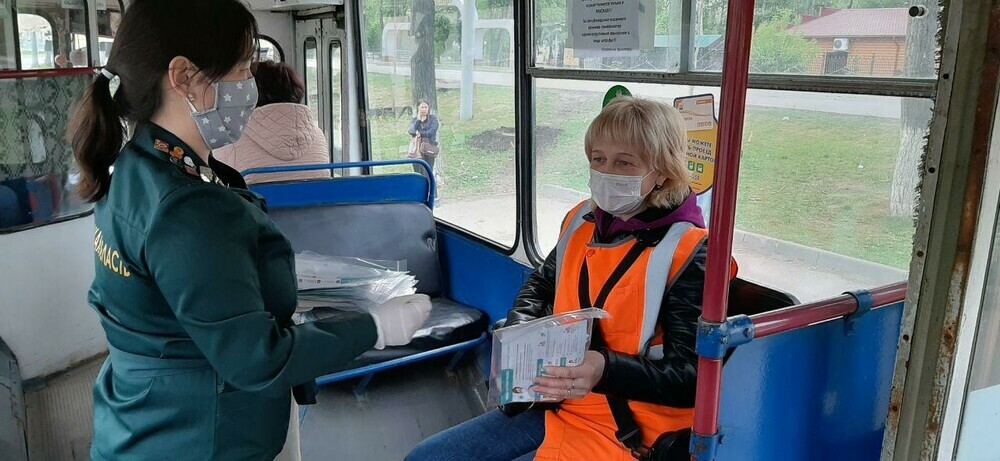 Студотряды Челябинска раздают бесплатные многоразовые маски жителям города