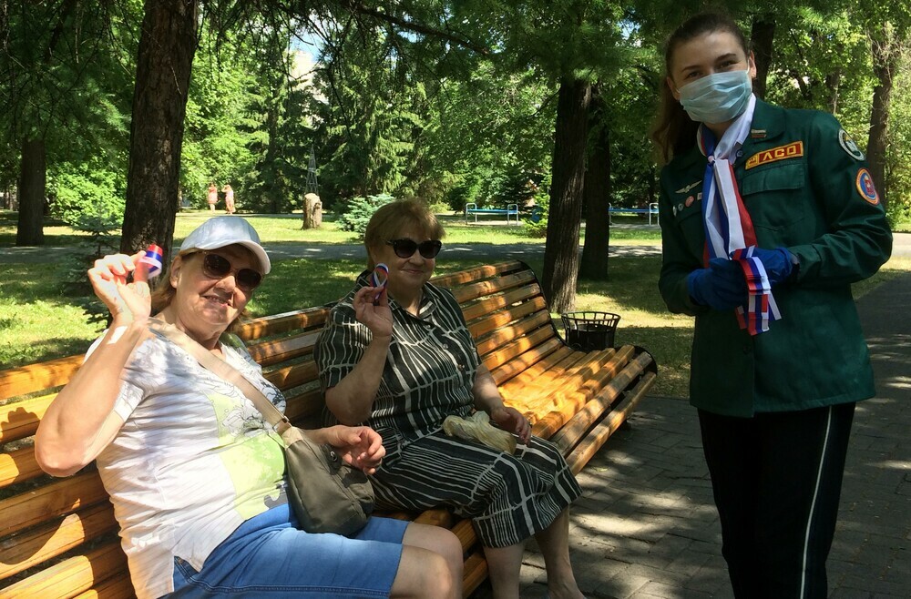 Молодежь Челябинской области раздала ленты с триколором
