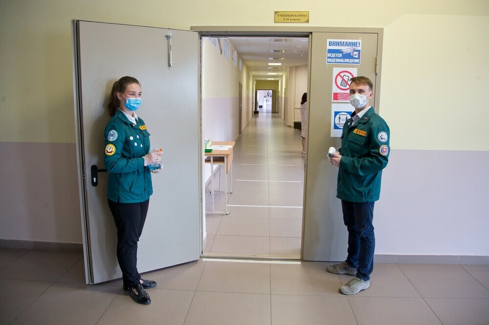 Бойцы студотрядов Челябинска контролируют соблюдение санитарно- эпидемиологических норм на пунктах сдачи ЕГЭ