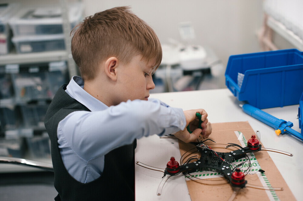 Роботы-помощники, «умный дом», 3D-дизайн и лазерная резка... Уроки труда в школах области проходят в новом формате