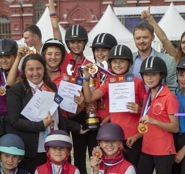 Южноуральские школьники стали победителями Всероссийских соревнований по конному спорту на Красной площади в Москве