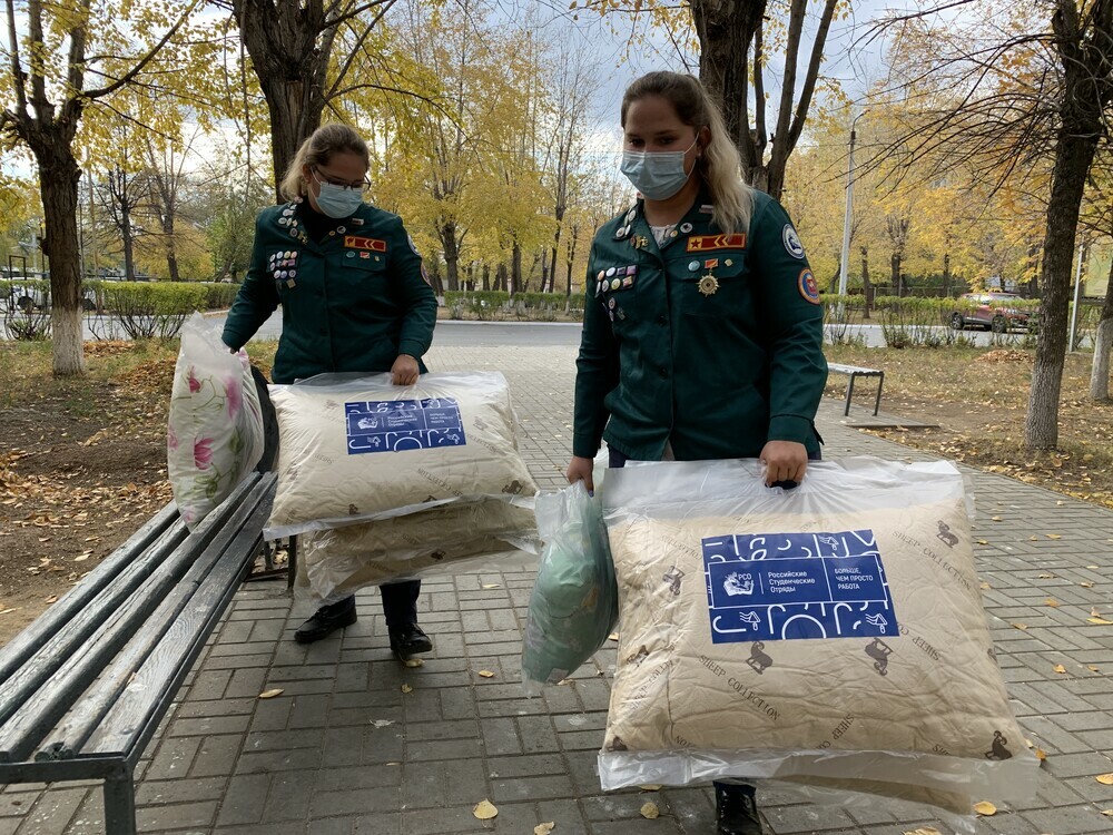 Представители студенческих отрядов Челябинской области подарили ковидному госпиталю подушки
