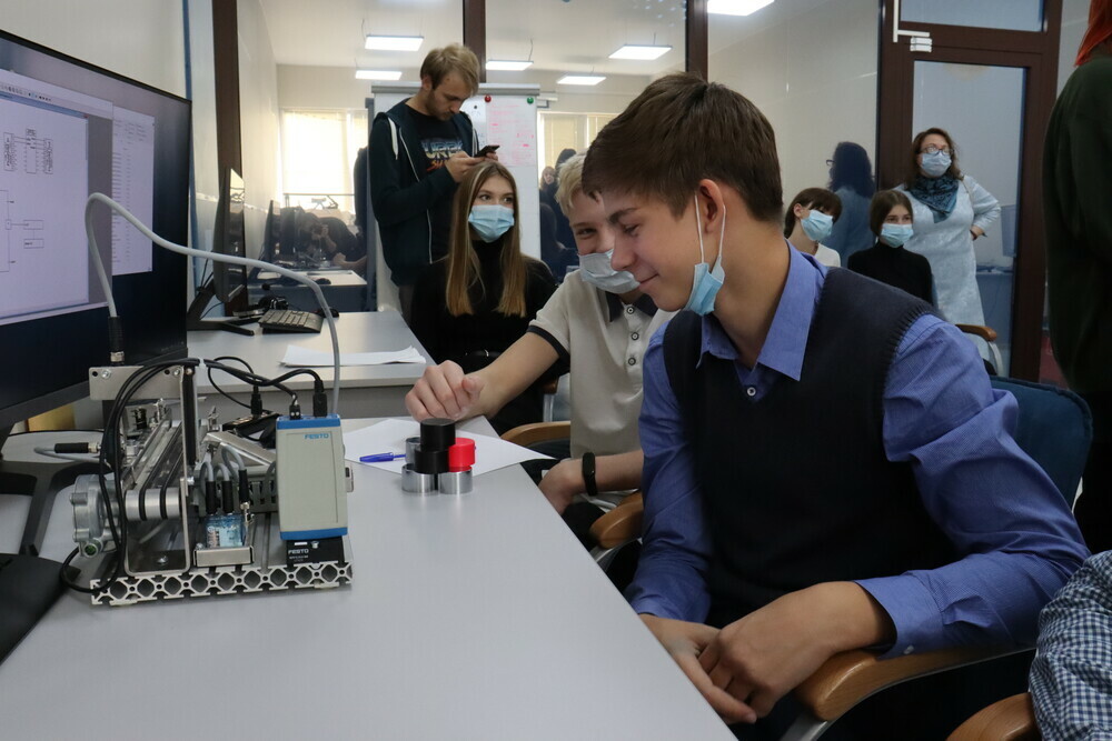 В Челябинске прошли первые профпробы для школьников
