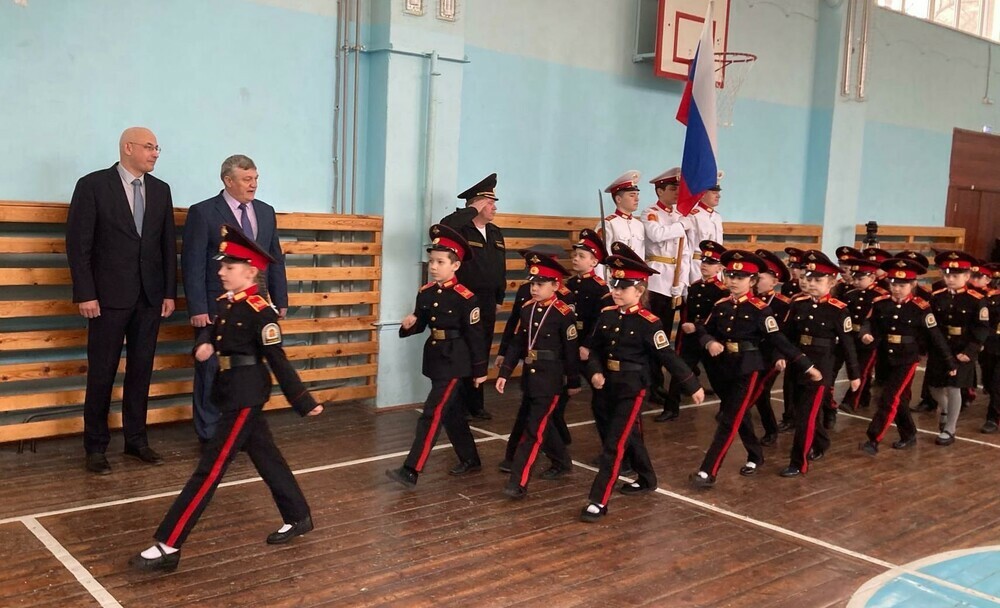 Особый торжественный момент: начало учебной недели в пилотных школах региона начинается с поднятия флага и исполнения гимна РФ