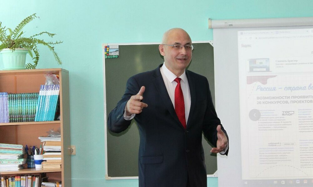 Министр образования и науки Челябинской области Александр Кузнецов провел открытый урок «Россия-страна возможностей»