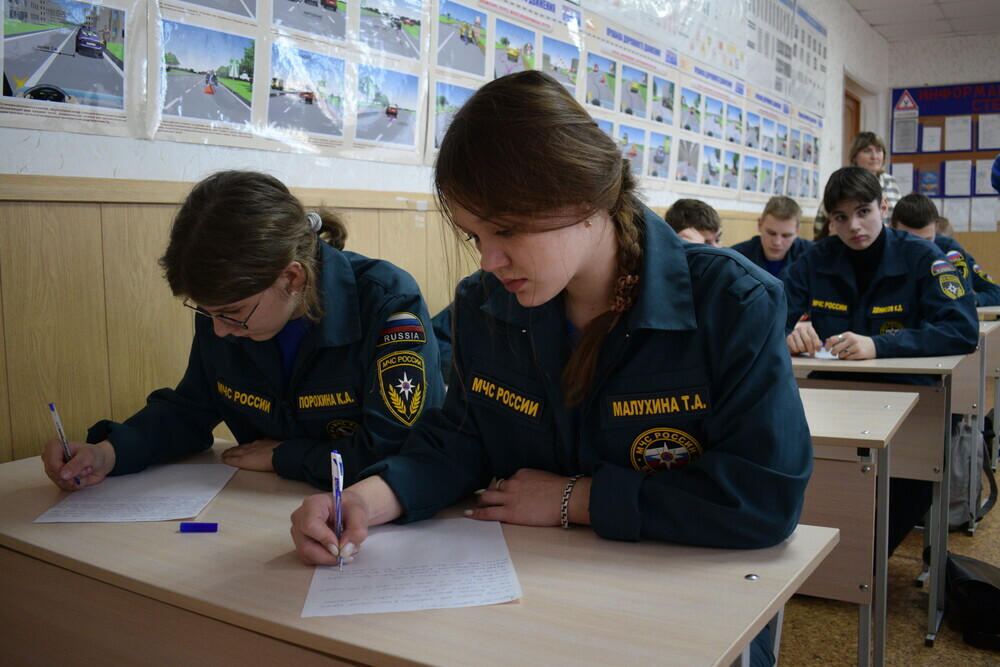 В День Героев Отечества школьники и студенты Челябинской области написали солдатам поздравительные открытки к Новому году