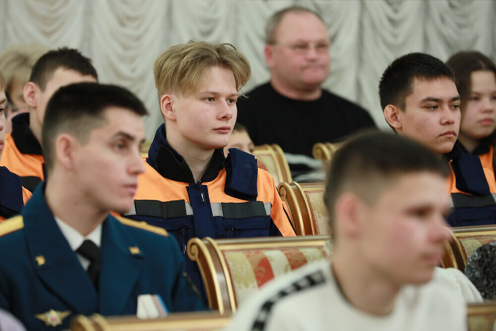 Алексей Текслер вручил государственные награды детям-героям, а также отметил Поощрительными письмами детей-спасателей военно-патриотического клуба «Барс»