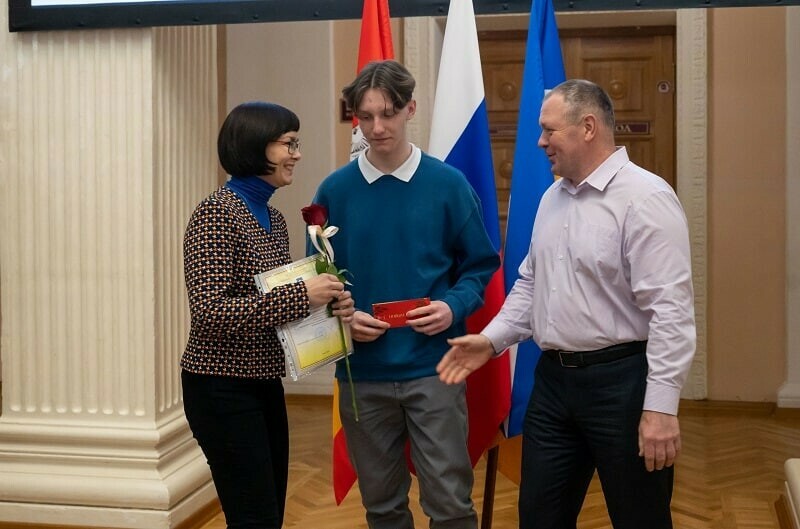 Талантливые айтишники и робототехники удостоены наград главы Саткинского района