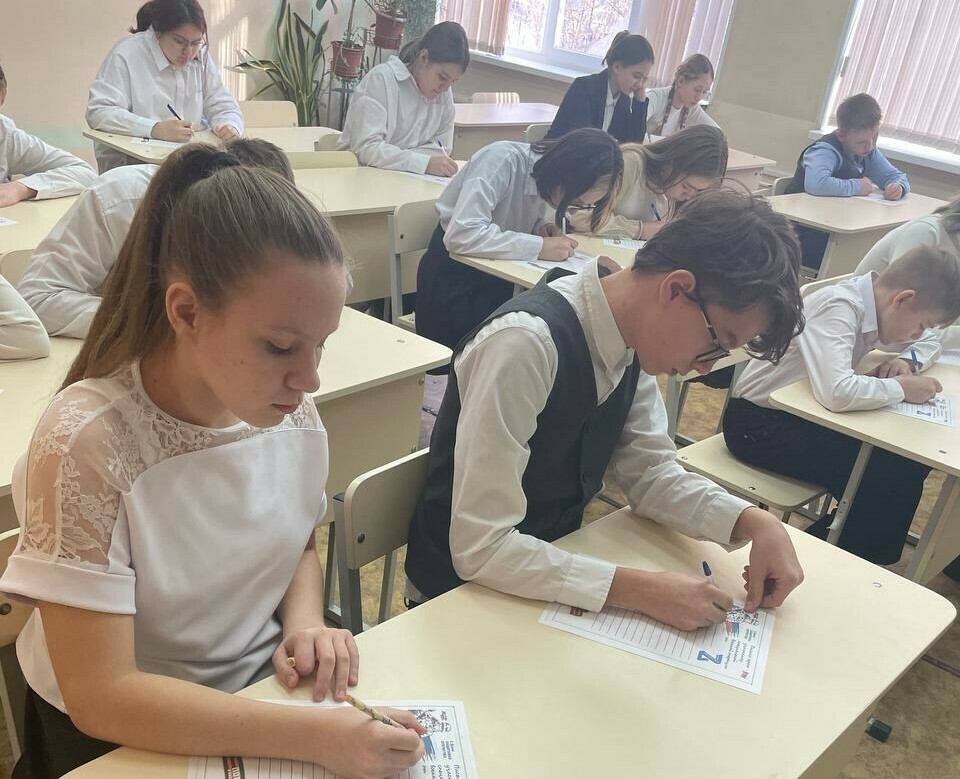 Челябинские школьники подготовили поздравительные письма защитникам Отечества