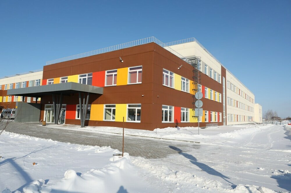 Губернатор Челябинской области Алексей Текслер с рабочей поездкой посетил новую школу в поселке Тугайкуль