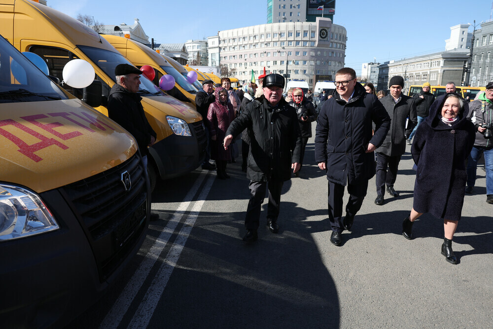 Алексей Текслер принял участие в передаче муниципалитетам новых школьных автобусов