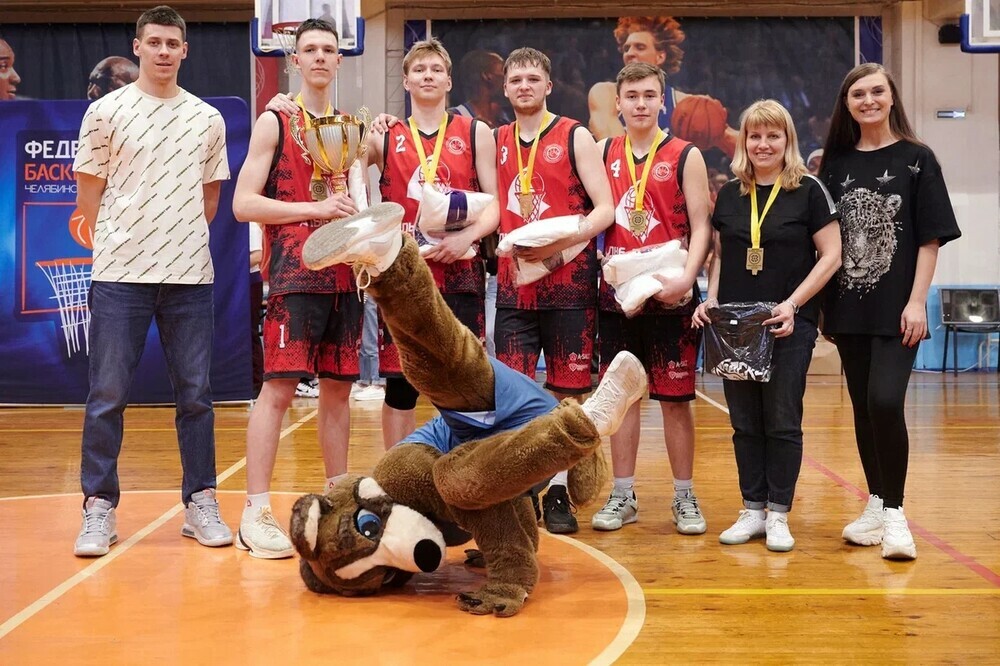 Призер Олимпийских игр Кирилл Писклов в Челябинске наградил победителей и призеров Школьной лиги по баскетболу 3х3