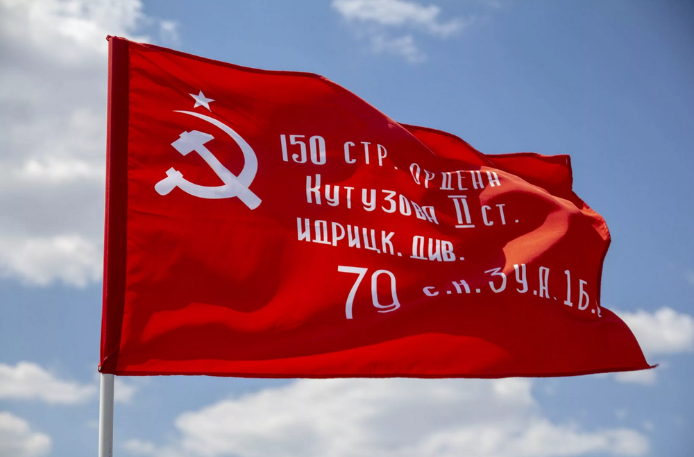 Знамя Победы поднимут в российских школах в преддверии Дня Победы