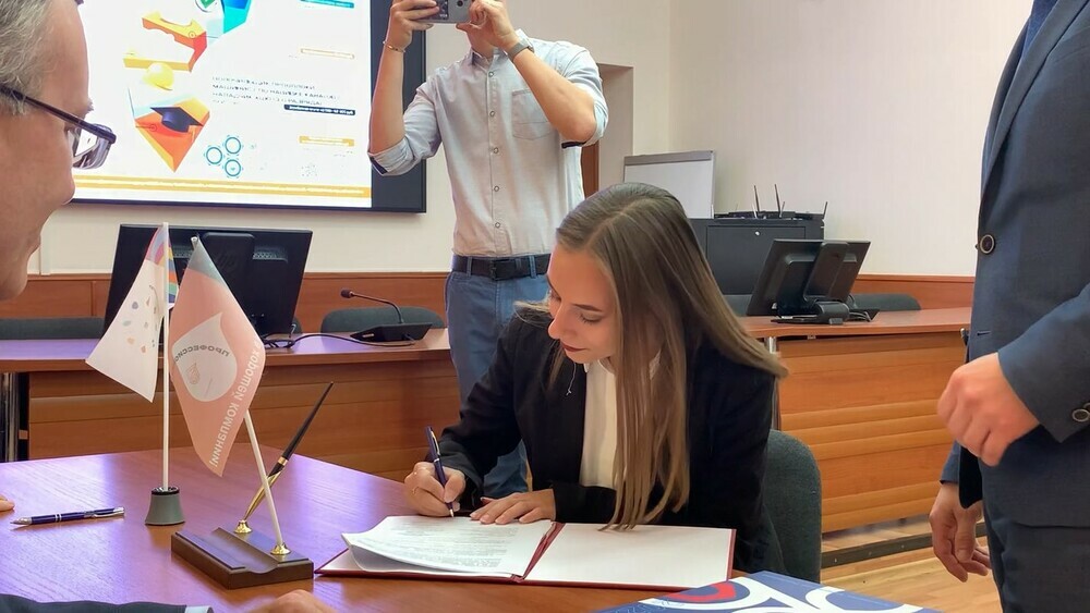 Студенты многопрофильного колледжа МГТУ им. Носова подписали первые целевые договоры с ОАО «ММК-МЕТИЗ»