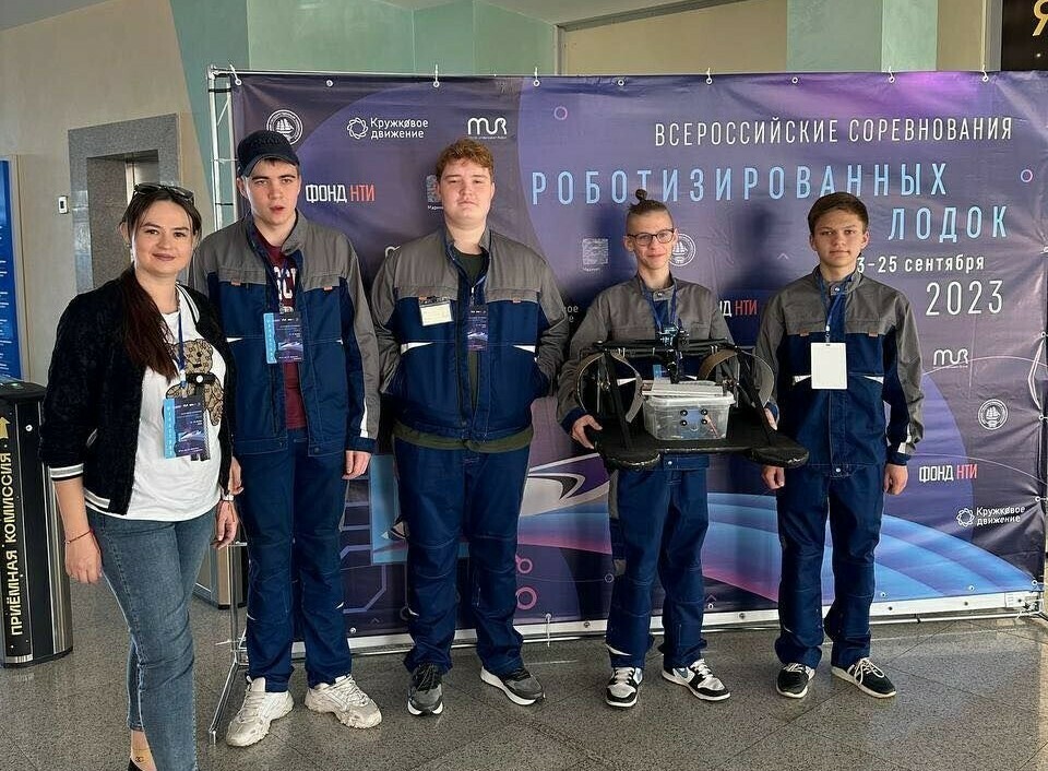 Воспитанники из губернаторского инженерного класса принимают участие во Всероссийских соревнованиях роботизированных лодок во Владивостоке