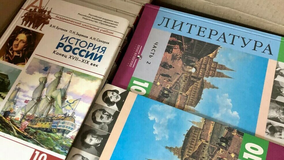 Первые собрали более 900 учебников для школьников из Запорожской области