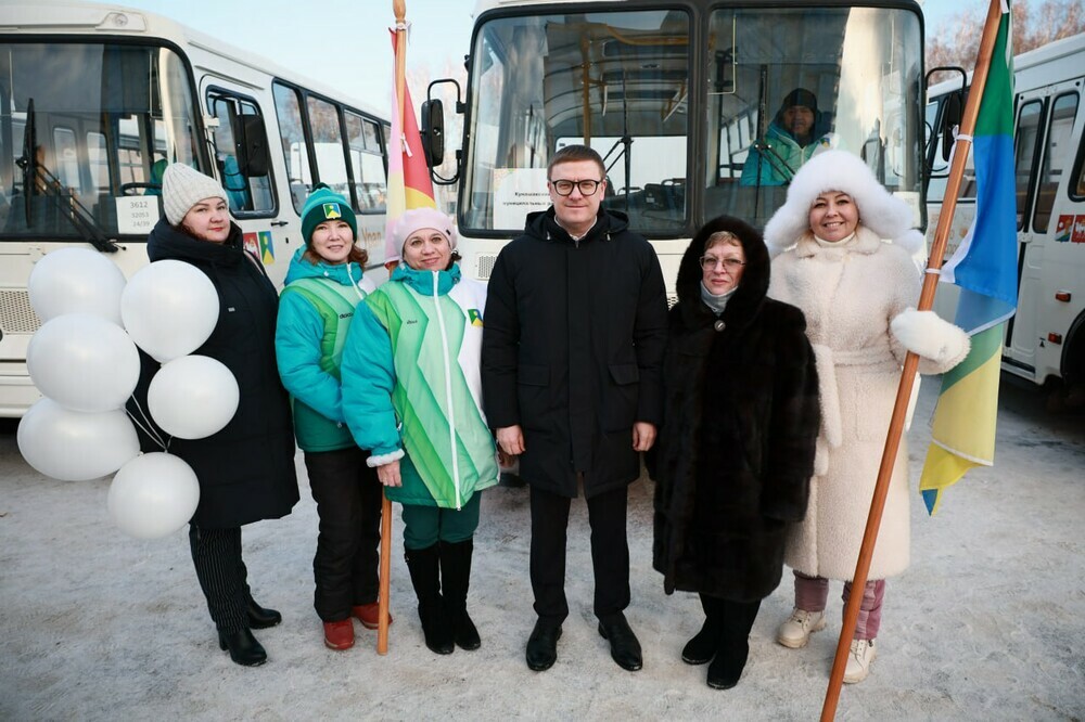 Алексей Текслер принял участие во вручении новых школьных автобусов муниципальным образованиям региона