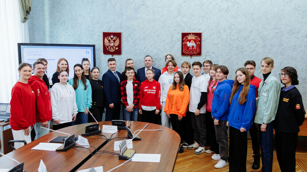 Председатель Законодательного Собрания Челябинской области Олег Гербер провел лекцию-экскурсию для молодежи в рамках просветительской акции «Прогулка со Знанием»