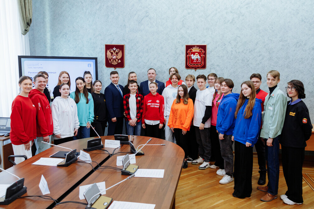 Председатель Законодательного Собрания Челябинской области Олег Гербер провел лекцию-экскурсию для молодежи в рамках просветительской акции «Прогулка со Знанием»