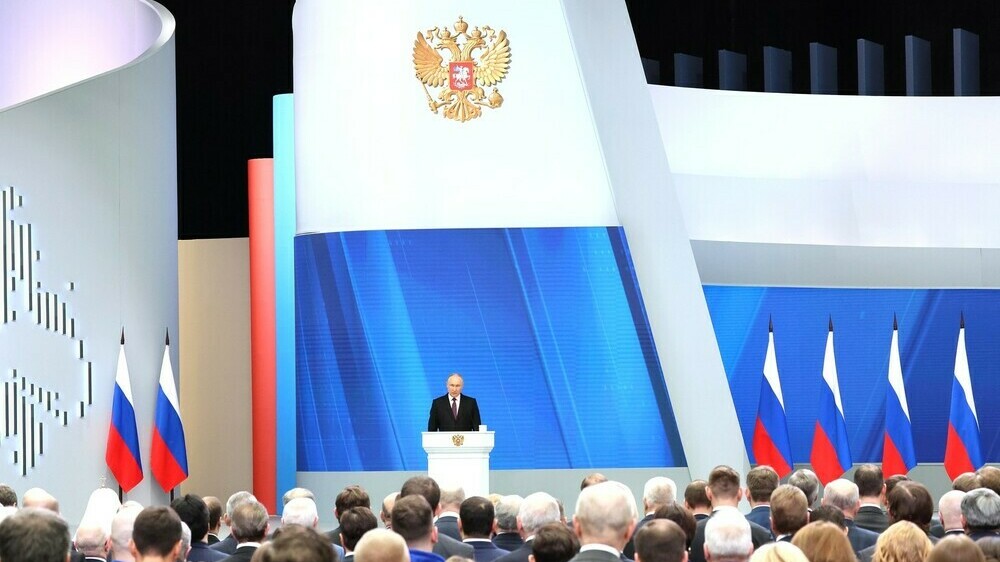 Владимир Путин поручил вдвое увеличить выплаты за классное руководство в небольших населенных пунктах