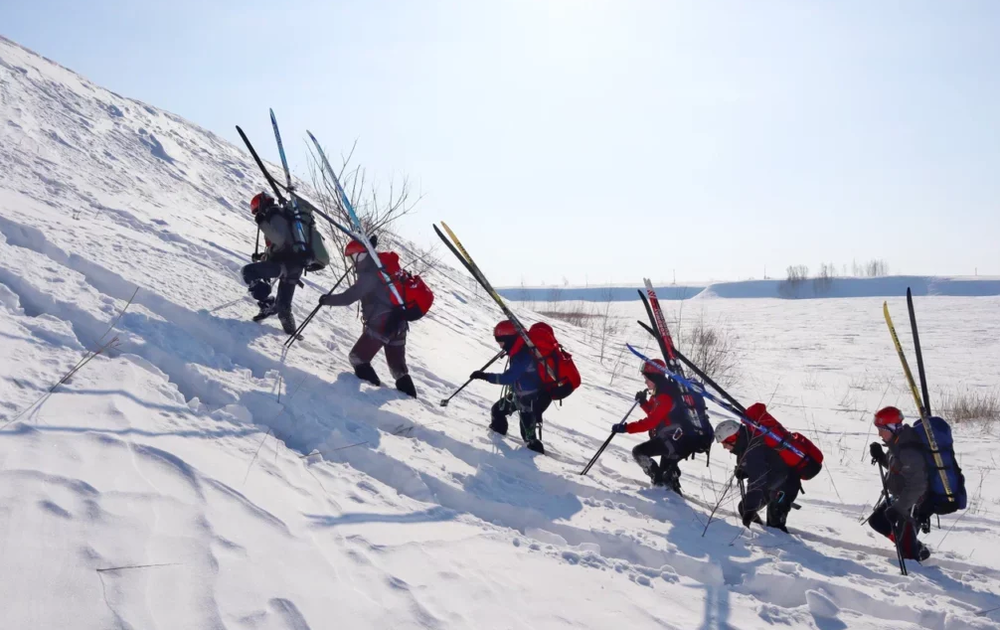 Юные туристы-лыжники готовы к зимним походам