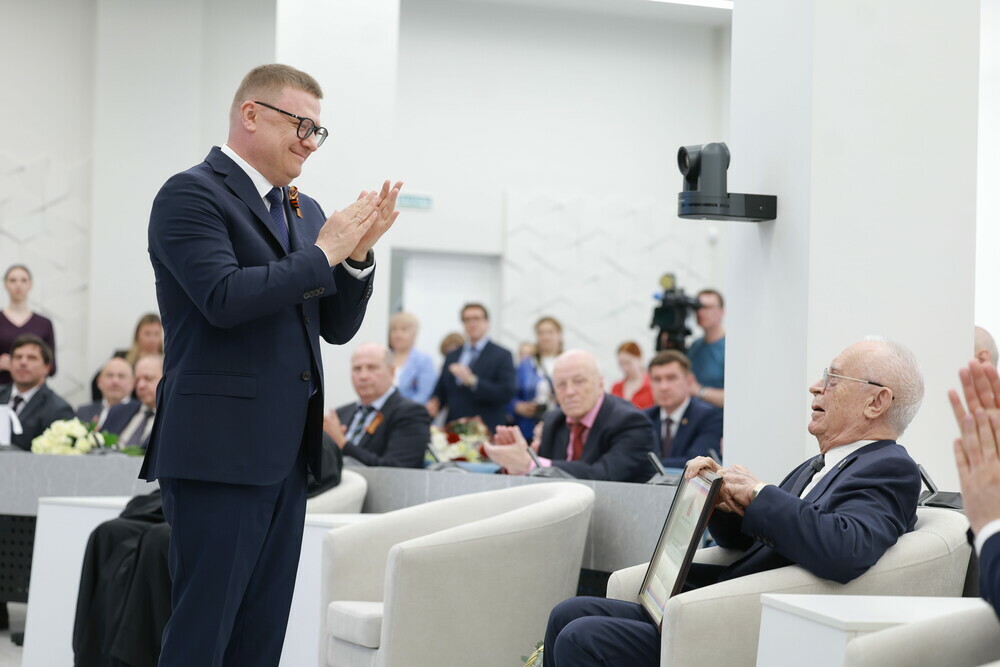 Алексей Текслер поздравил Германа Вяткина с 90-летием и вручил ему Почетную грамоту Президента России