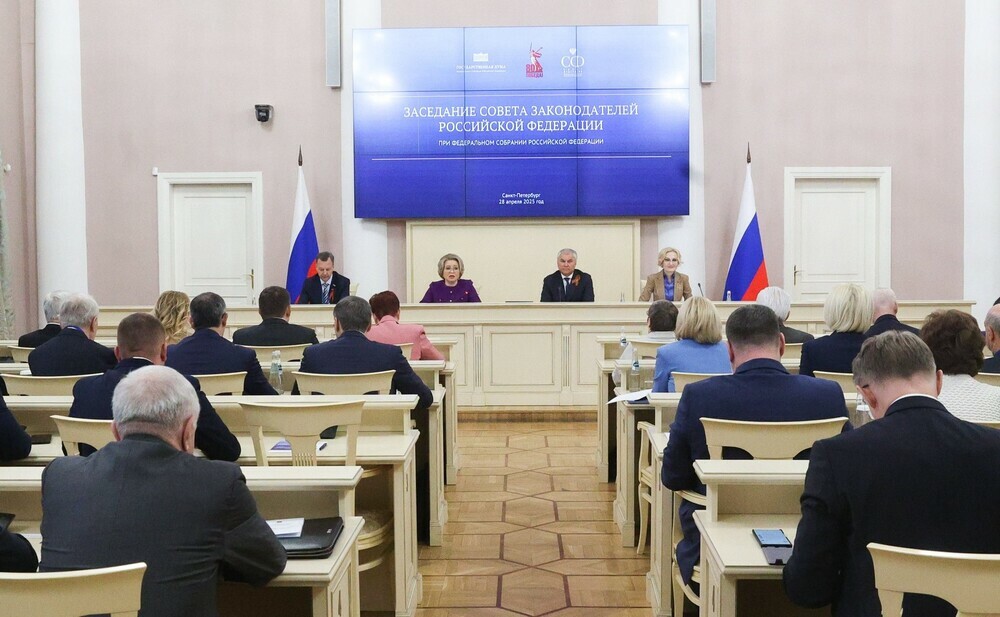 На заседании совета законодателей РФ при Федеральном Собрании обсудили вопрос обеспеченности регионов кадрами в сфере образования