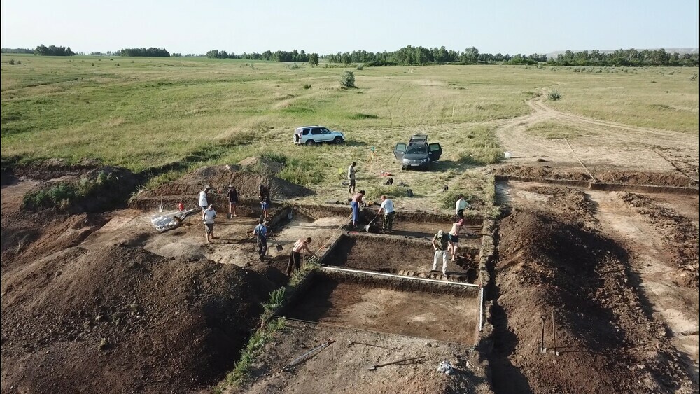 Археологи ЧелГУ нашли могильные ямы с погребениями периода энеолита в Челябинской области
