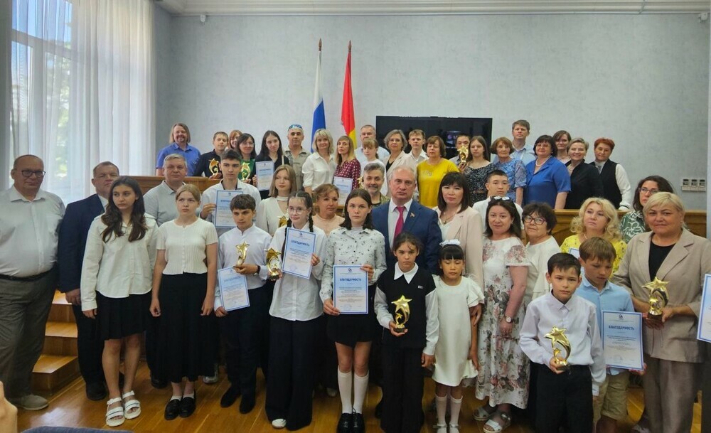 В Законодательном собрании Челябинской области наградили победителей акции «Школа и семья, воспитавшие защитника Отечества»