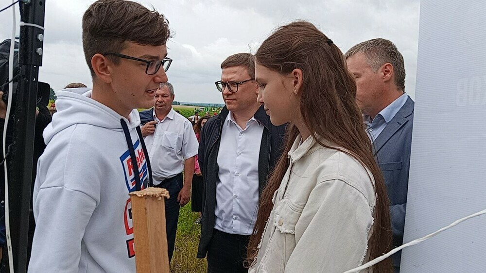 Школьники продемонстрировали мастерство в управлении дронами на Дне поля - 2025