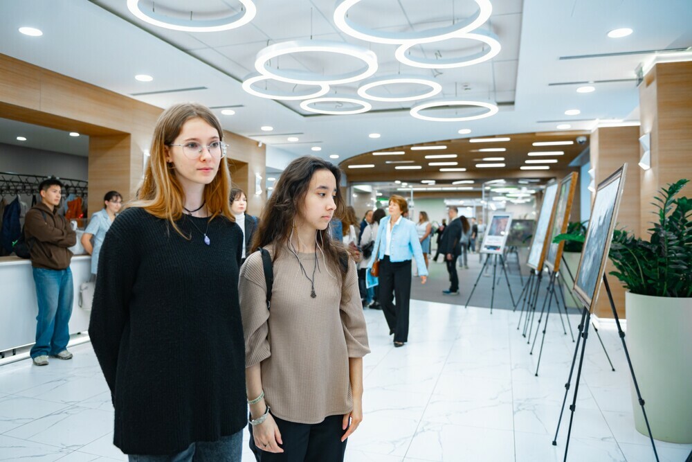 В минпросвещения России открылась выставка «Память поколений: молодые художники – о войне и мире»